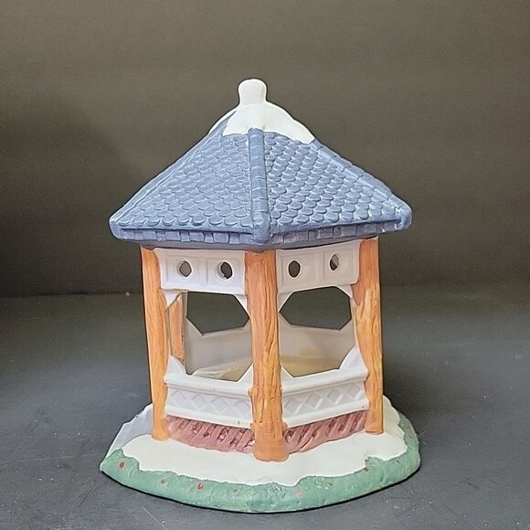 ST. NICHOLAS SQUARE TOWN SQUARE CHRISTMAS VILLAGE GAZEBO - Picture 3 of 7
